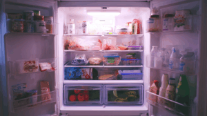 冷蔵庫の扉の向き替え方｜自分でできる？注意点と手順を解説【2025年版】